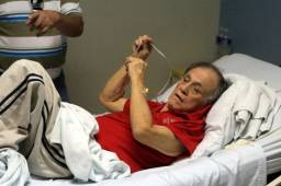 Chelato Uclés se encuentra en cuidados intensivos en el Seguro Social La Granja, estable y recuperándose, dijo su hijo Rudy Urbina.