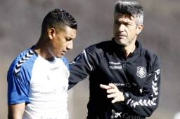 El mediocampista hondureño Bryan Acosta conversando con el entrenador del Tenerife, Pep Martí, durante la práctica del equipo canario. Foto cortesía