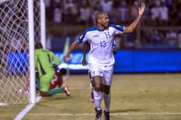 Eddie Hernández celebrando su primer gol en eliminatorias con la selección de Honduras.