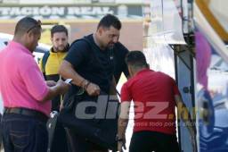 Martín García entrenador del Real España cuando abordaba la unidad de transporte que los traslada a la capital.