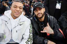 Los delanteros del PSG, Neymar y Mbappé, presentes en el partido de la NBA entre Charlotte Hornest y Milwaukee Bucks. Foto AFP