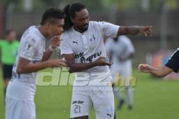 Los jugadores del Honduras Progreso, Nixon Duarte y Roy Smith celebran uno de los goles anotados en Tocoa. Foto Javier Rosales