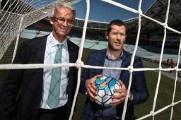 •David Gallop, izquierda, antes del arranque de la eliminatoria en el ANZ Stadium de Sídney.