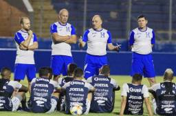 El entrenador de la Selección de Honduras, Fabián Coito, junto a sus ayudantes, planificaron bien el viaje a Martinica. Fotos DIEZ