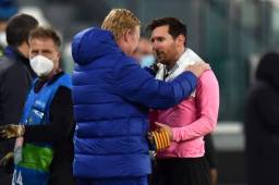 El técnico holandés del Barcelona, Ronald Koeman, al final del partido abrazó a Lionel Messi.