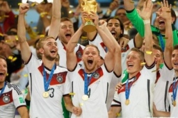 El futbolista alemán decidió colgar la botas a los 32 años.