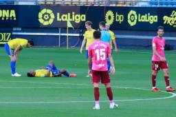 El delantero hondureño Choco Lozano se lamenta durante el juego el pasado sábado frente al Tenerife donde salió lesionado. Foto cortesía