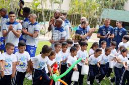Los niños de la Fundación Ficohsa festejando con los jugadores de la Selección de Honduras en el hotel de concentración. Fotos Neptalí Romero