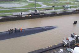 Esta es una de las imágenes del Submarino nuclear de EUA cuando cruzaba el Canal de Panamá rumbo al Pacífico donde está Corea del Norte. Foto cortesía