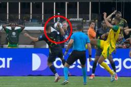 La mano es clara y el árbitro estaba frente a la jugada. Jamaica fue afectada ante Ecuador.