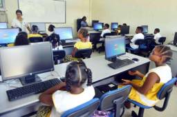 Los niños garífunas de la comunidad de Nueva Armenia, han sido beneficiados gracias a la Fundación Maynor Figueroa. Fotos Javier Rosales