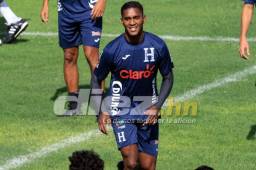 El defensor del Necaxa de México, Brayan Beckeles se presentó este día a los entrenamientos de la Selección Nacional en Comayagua. Foto Ronal Aceituno