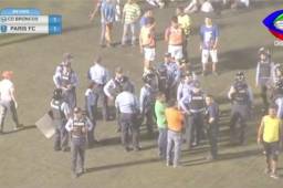 La Policía ingresó a resguardar a los jugadores de los aficionados que ingresaron a la cancha a boicotear el partido de la liguilla de la Liga de Ascenso en Choluteca.