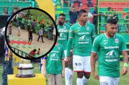 El delantero argentino apareció en el Yankel con camiseta negra y una calzoneta.