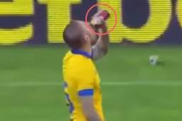 Bandalovski bebiendo una cerveza que le tiraron desde las graderías.