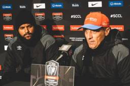 El entrenador del Olimpia, Pedro Troglio, en conferencia de prensa junto al portero Edrick Menjívar quien será el que atajará frente al Seattle. Fotos cortesía PSN