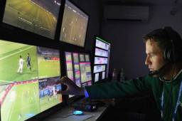 Un grupo de árbitros están en un cuarto especial al tanto de las jugadas polémicas para aclarárselas al árbitro central de los partidos.