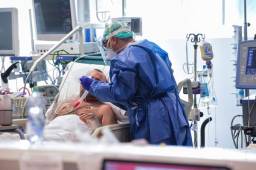 El coronavirus ya reporta ocho personas positivas en Honduras y según Sinager, son más de 35 personas sospechosas de tener la enfermedad, solo en Tegucigalpa. Nadie entra ni puede salir de la colonia Abraham Lincoln donde están los sospechosos.