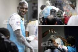 El delantero colombiano Javier Estupiñán cumplió este miércoles 33 años y los jugadores del Olimpia se lo festejaron a los catracho; con huevos y harina.