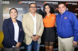 Iveth Zelaya, Jaime Irías, Gabriela Salazar y Christian Molanphy en la presentación de Apostemos como nuevo patrocinador de Liga de Ascenso.