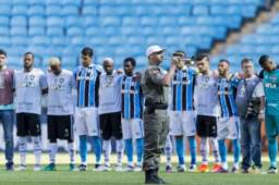 En la última fecha del Brasileirao se ha rendido un homenaje a jugadores del Chapecoense que fallecieron en accidente aéreo. Acá en el juego entre Gremio y Botafogo.