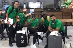 Los jugadores del Marathón en el aeropuerto Ramón Villeda Morales mientras esperaban abordar el vuelo rumbo a Portland.