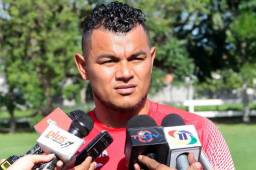 El mediocampista Mario Martínez atendiendo a los medios durante el entrenamiento de este martes en San Pedro Sula. Fotos Gilberto Sierra