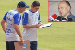 El entrenador Fabián Coito observa las indicaciones de Arnold Cruz, a quien le encargará junto a Miguel Falero la Selección Sub-23. Fotos DIEZ