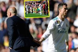 Cristiano Ronaldo saliendo de cambio y saludando a Zinedine Zidane.