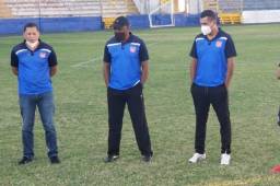 Denilson Costa, presentado en el estadio Nacional ante los jugadores del Vida. Trabajará al lado de Nerlin Membreño.