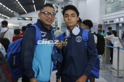 Emilio Izaguirre junto a su hijo, quien ha sido parte de la pretemporada de Motagua. Foto: Neptalí Romero