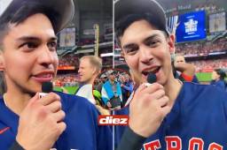 Mauricio Dubón fue el único pelotero en cargar la bandera de su país durante la coronación.