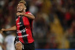 Archivo: Alex López celebrando uno de sus goles con el Alajuelense