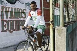 El delantero del Marathón Carlo Costly se divierte en una bicicleta antes de comenzar el entrenamiento de este jueves. Foto Neptalí Romero