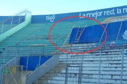 Esta es la cerca que se colocó en el estadio Nacional y que se vino abajo. Se ha apuntalado para evitar que quede en el suelo.