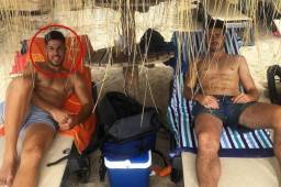 Igor Asensio junto a un amigo en Cayos Cochinos, Honduras.