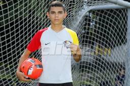 El joven futbolista Héctor Emilio Mejía viaja el martes a España para integrarse a la Fundación Marcet de Barcelona, España. Foto Neptalí Romero