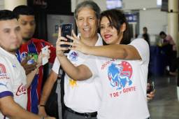 El entrenador del Olimpia, Carlos Restrepo, fue asediado por los aficionados del Olimpia para sacarse fotos. Aquí una linda aficionada se saca una selfie.