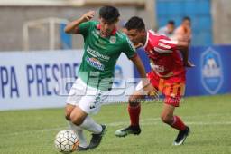 El delantero de Marathón Juan Josué Rodríguez conduce la pelota ante la marca de un zaguero del Estrella Roja de Danlí, El Paraíso. Foto Juan Salgado