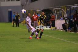 Real España juega con uno menos tras la expulsón de Getsel Montes. FOTOS: Melvin Cubas.