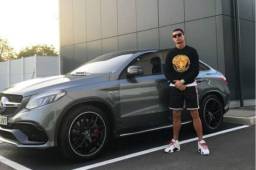 Cristiano Ronaldo presume uno de sus tantos carros en Turín, Italia.