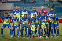 ¡Digno ejemplo! Futbolista hondureño cumple su sueño y se gradúa de abogado; así lo celebró con toda su familiares