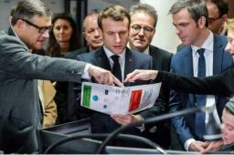 El presidente Macron anuncia un plan de 300.000 millones para evitar la quiebra de empresas.