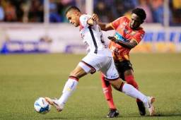 El delantero Roger Rojas en el partido contra el Sport Herediano durante la temporada regular. Foto cortesía La Nación