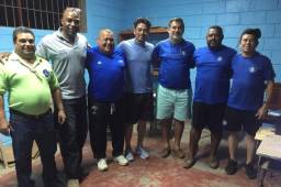 Reynaldo Tilguath en compañía de los demás técnios e intrutores en Roatán.