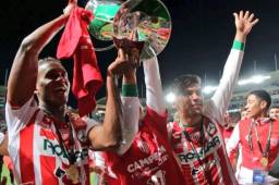 Beckeles levantando la Copa MX conquistada por el Necaxa.