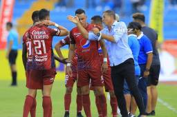 La Tota Medina le da indicaciones a sus jugadores en medio del juego contra Real España.