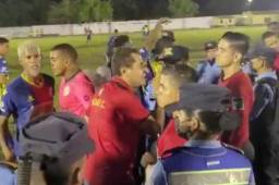 Nerlin Membreño pierde los estribos contra un árbitro en medio de una polémica en el Juticalpa vs Real Juventud