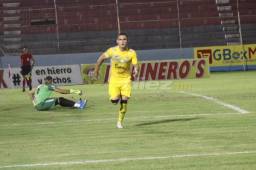 El mexicano Omar Rosas anotó el segundo tanto del Real España en el Estadio Ceibeño.