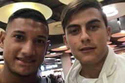 Momento en el que Bryan Acosta se tomó la selfie con Dybala y la subió a su red social de Twitter @BryanAcostaR8.